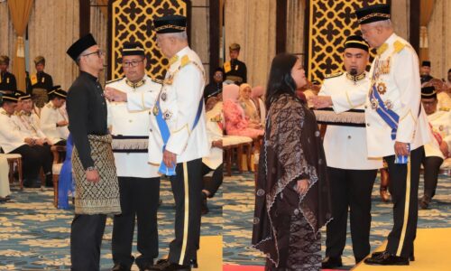 KETUA FOTO, WARTAWAN MHI TERIMA PINGAT JASA KEBAKTIAN