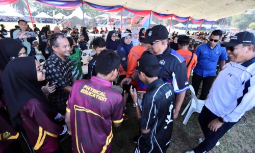 TOK RAUF UMUM RM1 JUTA BAIK PULIH SISTEM BEKALAN AIR DAN JALAN ROSAK DI KEM TERENDAK
