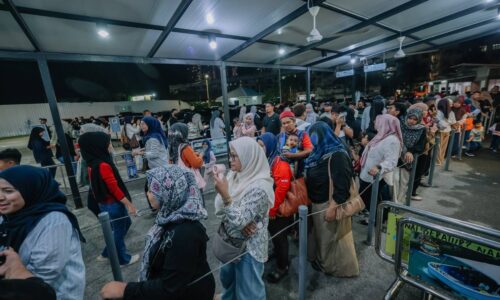 DEMI PENGALAMAN PERTAMA ANAK, IBU SANGGUP BERATUR DUA JAM