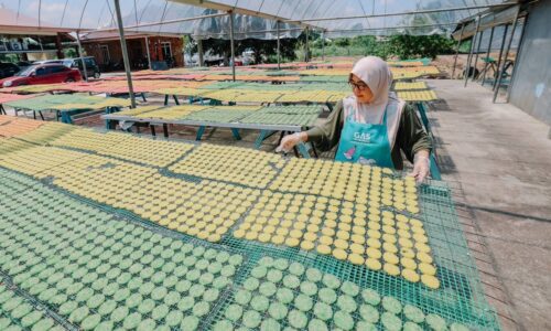 INANG-INANG TIGA GENERASI TERUS MEKAR DI KAMPUNG KANDANG