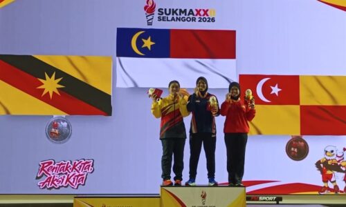NURUL SYASYA HADIAHKAN EMAS UNTUK MELAKA