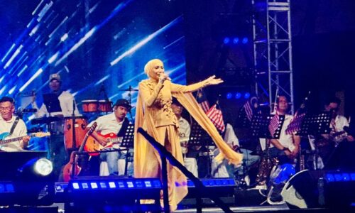 AURA ZIANA ZAIN ‘PUKAU’ KLEBANG