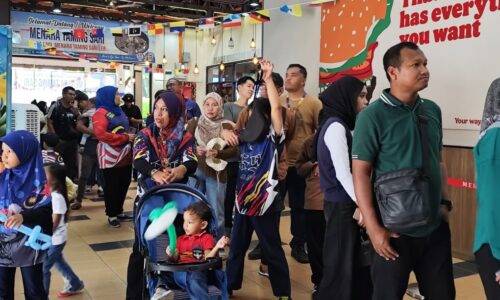 PENGUNJUNG REBUT PELUANG NAIK MENARA TAMING SARI PERCUMA SEMPENA 31 OGOS