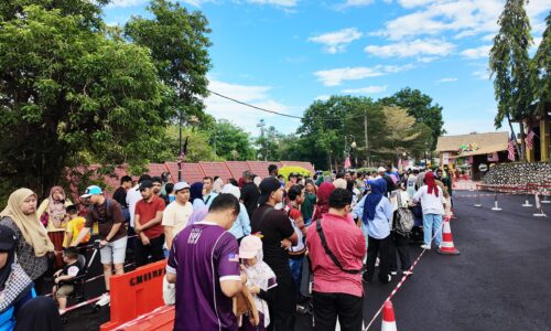MASUK PERCUMA 31 OGOS: PENGUNJUNG SERBU ZOO MELAKA SEAWAL 6.30 PAGI