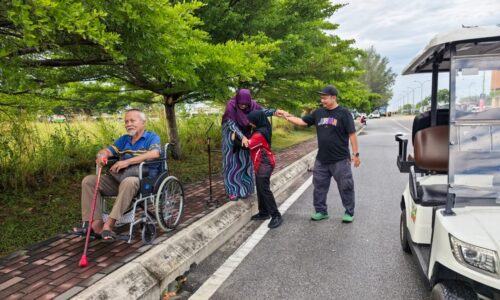 NENEK BERTONGKAT, ATUK BERKERUSI RODA GAGAH RAI MERDEKA