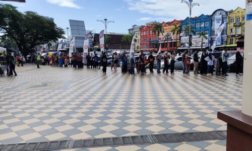 HAMPIR 3,500 NAIK MENARA TAMING SARI PERCUMA