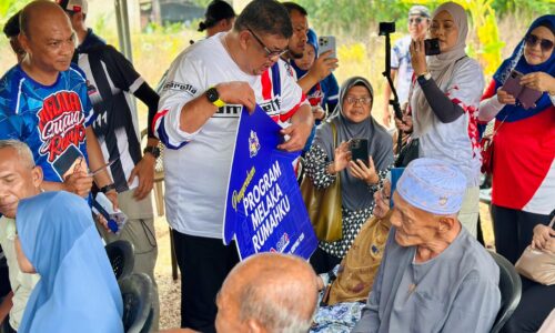 MELAKA SAYANG RAKYAT: 220 RUMAH UZUR DIBINA, DIBAIK PULIH