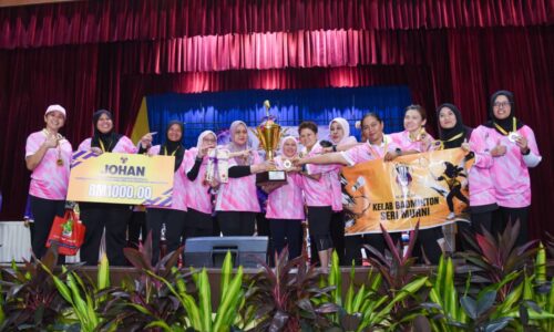 GELANGGANG BADMINTON SATUKAN WANITA