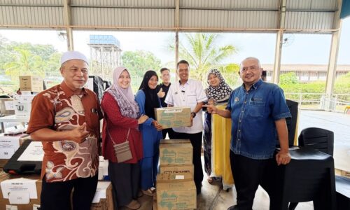 111 PENJAJA, USAHAWAN KECIL DUN BEMBAN TERIMA BANTUAN RM50,000
