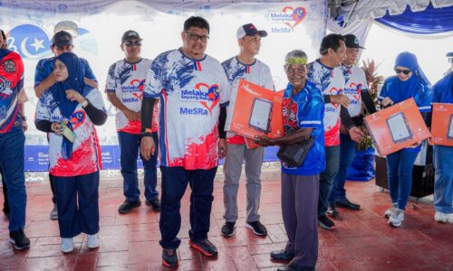 68 LAMPU SOLAR TERANGI JALAN GELAP ASAHAN