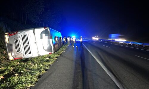 TIGA CEDERA BAS DINAIKI TERBABAS ELAK LORI