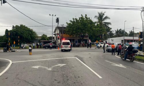 PELAJAR KOLEJ KOMUNITI MAUT MOTOSIKAL BERTEMBUNG AMBULANS