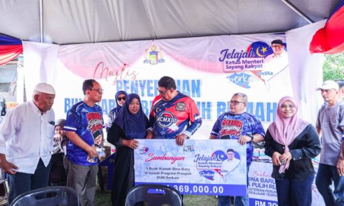 KELUARGA NELAYAN DI SERKAM DAPAT HADIAH PALING BERMAKNA