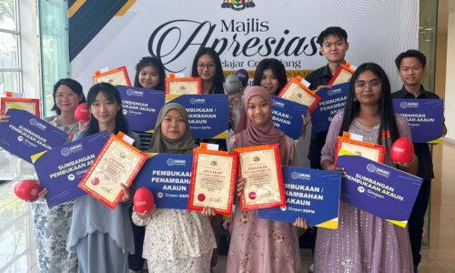 PELAJAR CEMERLANG MELAKA DAPAT HADIAH SIMPAN SSPN PRIME
