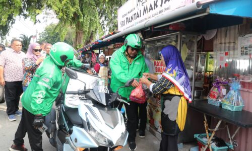 TOK RAUF JADI ‘ABANG RIDER’, SELAMI JERIH PERIH CARI REZEKI