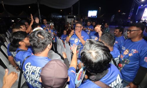 TOK RAUF HADIAHKAN 20 ‘RIDER’ OKU HELMET EDISI TERHAD