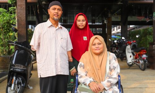 ANAK CEMERLANG UPKK: BAPA OKU, IBU BERKERUSI RODA TERHARU SOKONGAN TOK RAUF