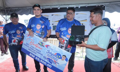 LEBIH 1,000 NELAYAN BERLESEN SELURUH MELAKA TERIMA ‘GPS FINDER’ SECARA BERPERINGKAT