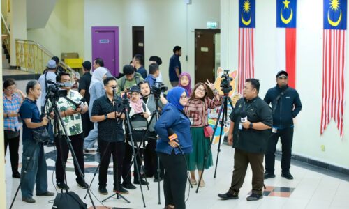 PENGAMAL MEDIA ‘BERKAMPUNG’ DI SERI NEGERI, TUNGGU PENGUMUMAN PENTING KETUA MENTERI