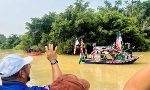 TELOK BEREMBANG JADI ‘PENTAS’ NELAYAN DARAT, 30 PERAHU BERHIAS SEMARAK MERDEKA