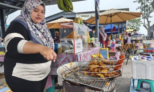 KEMERIAHAN PANTAI TANJUNG BIDARA BAWA REZEKI BUAT PENIAGA