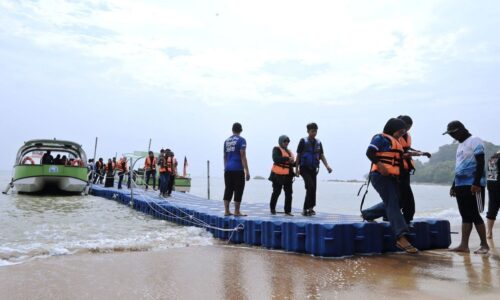 PESTA PANTAI TANJUNG BIDARA MERIAH LUAR BIASA