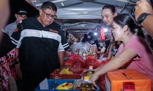 IKHTIAR TOK RAUF BANTU PENIAGA PASAR BESAR BACHANG KEMBALI TERSENYUM