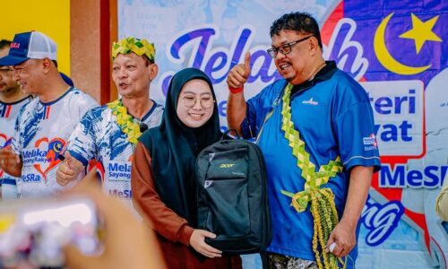 FATIN MAHU JADI ANAK KAMPUNG BUKIT PAYUNG PERTAMA GENGGAM IJAZAH SARJANA