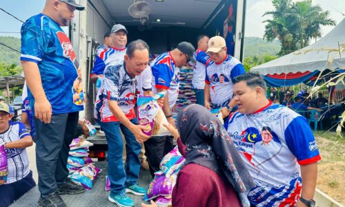 KEBAJIKAN 400 ORANG ASLI BUKIT PAYUNG DIBELA TANPA KIRA AGAMA