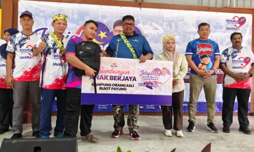 ‘ACIK ZUL’ BERI HADIAH KOMPUTER RIBA UNTUK ANAK ORANG ASLI CEMERLANG
