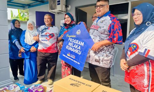 DI MELAKA, KERAJAAN TURUN CARI RAKYAT
