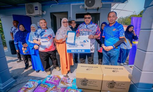 1,000 KAMPIT BERAS DIAGIHKAN SEMPENA JELAJAH KETUA MENTERI SAYANG RAKYAT DUN SUNGAI UDANG