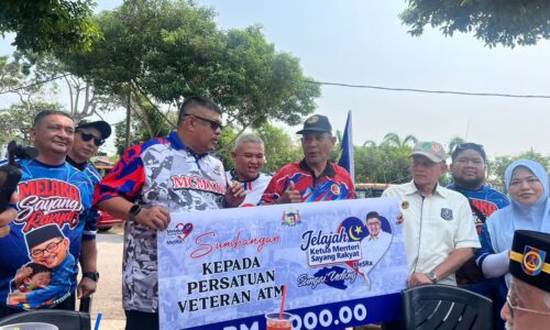 TOK RAUF DEKATI VETERAN, SUMBANG RM3,000 BANTU GERAK KERJA PERSATUAN