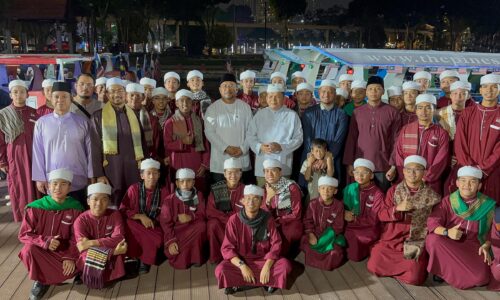 FESTIVAL SUNGAI MELAKA LABUH TIRAI PENUH KESYUKURAN, 425 BERSELAWAT ATAS BOT