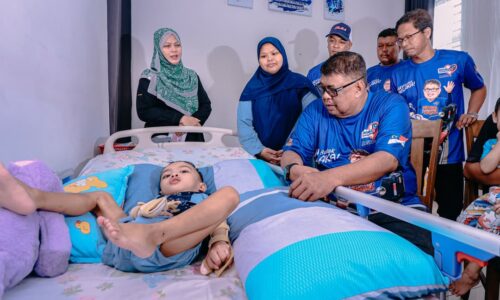 TOK RAUF SUMBANG KERUSI MANDI KHAS BANTU ADIK AISH IRFAN