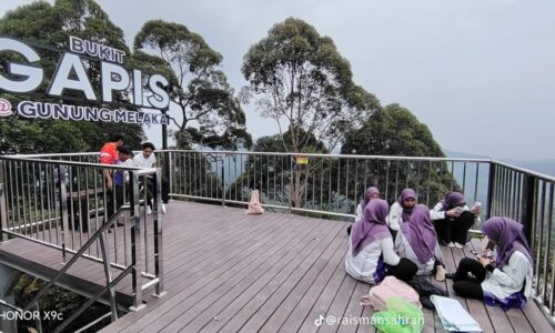 MENARA TINJAU GAMIT ‘HIKERS’ TAWAN PUNCAK BUKIT GAPIS