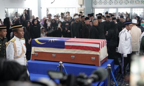 RIBUAN JEMAAH TUNAI SOLAT JENAZAH TUN DR SITI HASMAH