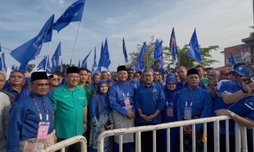 PRN MELAKA: AYER MOLEK HANGAT SEJAK PAGI, RIDHWAN DISAMBUT SORAKAN PENYOKONG