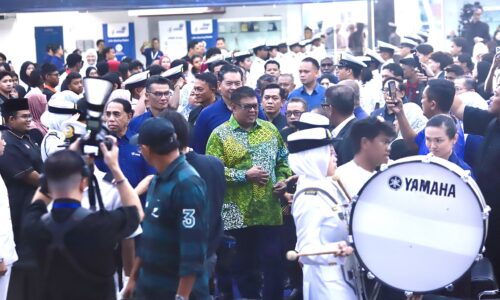 ANUGERAH TOKOH PANGLIMA AWANG, IKTIRAF KECEMERLANGAN ANAK MELAKA DALAM BIDANG PENGAJIAN MARITIM