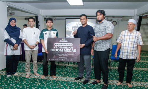 PEKA B40, MEDIPULIH SERAH KAD RAHMAH BLOOM MEKAR KEPADA 84 ANAK ASNAF