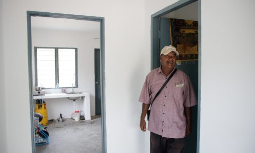 YB ALONG AMBIL BERAT, ABU SHAH KINI BERTEDUH DI RUMAH LEBIH SELESA