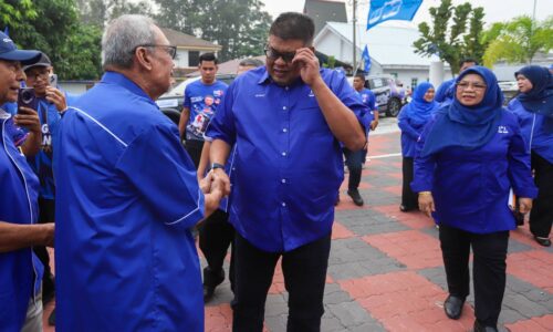 TUMINAH BERI BAYANGAN MAHU PERTAHAN PANTAI KUNDOR