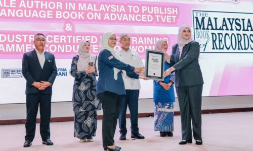 UTEM HARGAI USAHA KETUA MENTERI BINA MASA DEPAN MELAKA DENGAN TVET