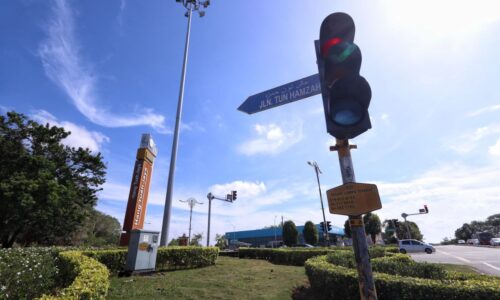 39 PERSIMPANGAN MELAKA DILENGKAPI LAMPU ISYARAT PINTAR