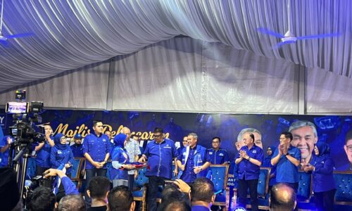TANGGA BATU PARLIMEN PERTAMA LANCAR JENTERA BN HADAPI PRN MELAKA