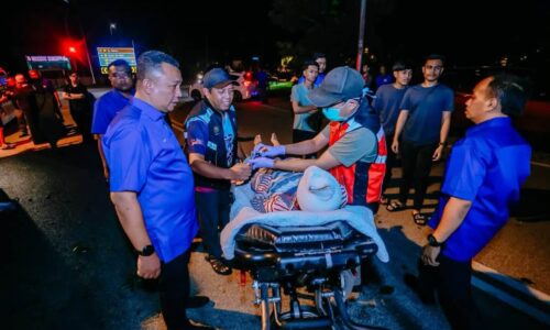 PRN MELAKA: CALON BN DUN LENDU BERGEGAS KE LOKASI POKOK TUMBANG, PRIHATIN NASIB TIGA MANGSA