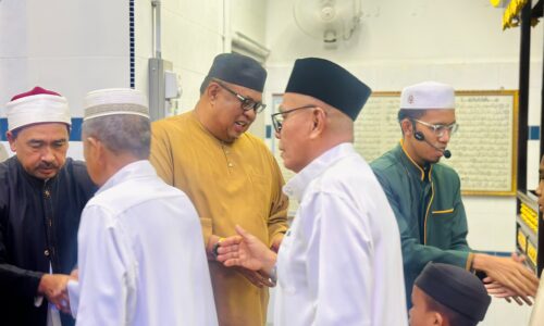 TOK RAUF TUNAI SOLAT JUMAAT DI MASJID PENGKALAN BALAK YANG BERWAJAH BAHARU
