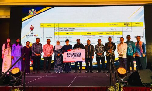 SKUASY WANITA MELAKA AKHIRI PENANTIAN 32 TAHUN RAIH EMAS