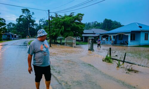 TOK HAMEED TURUN PADANG TINJAU PARAS AIR DI AYER LIMAU 