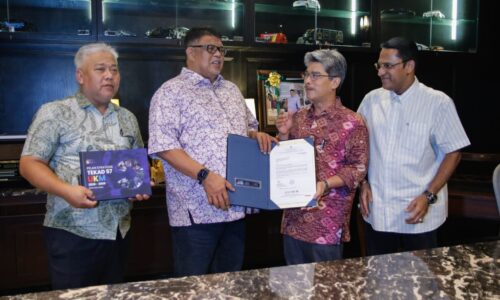 KETUA MENTERI TERIMA IJAZAH DOKTOR PENTADBIRAN PERNIAGAAN UKM